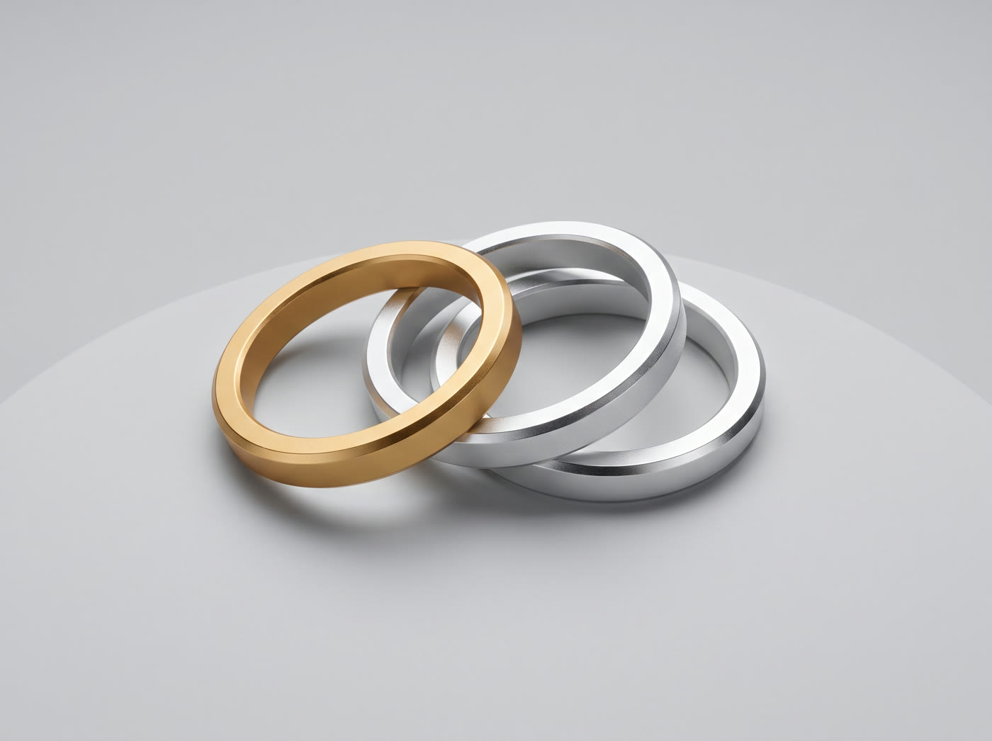 Anillos de aluminio y oro entrelazados, símbolo de la familia
